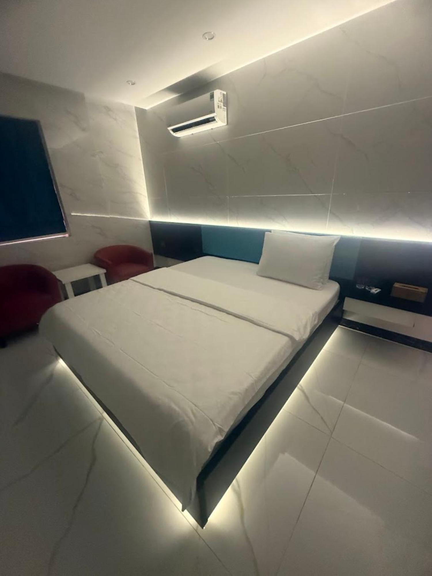 Hotel 168 *